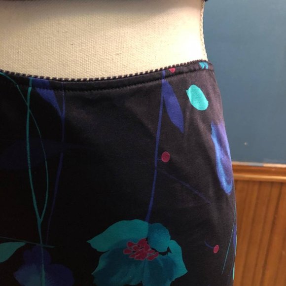 Black Floral Maxi Skirt ~ 1980s Pencil Skirt ~ Elastic Waist - Picture 3 of 5